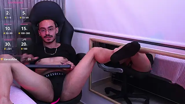thomas_montiel live cam on StripChat
