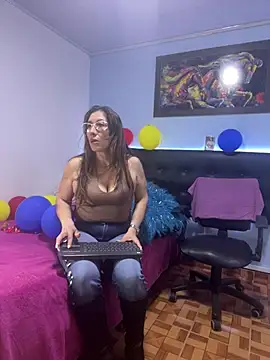 kaylaMinov_ webcam