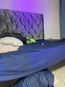 Aliceroys__ live cam on StripChat