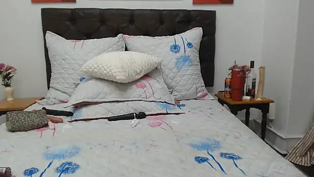 GoldenPussyXOXO webcam