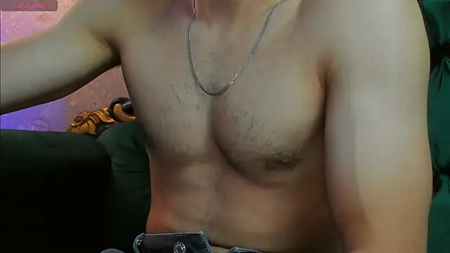 AlessandroKiing live cam on StripChat