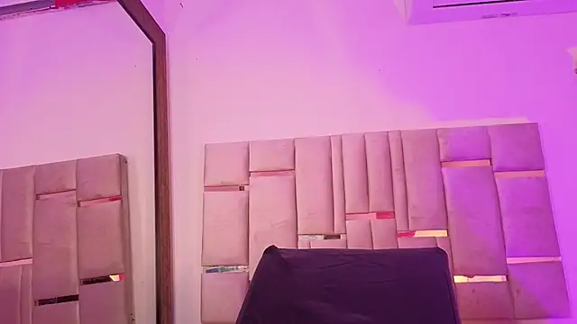 Mikaela-Banes webcam