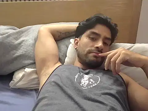 SantiagoMelendez live cam on StripChat