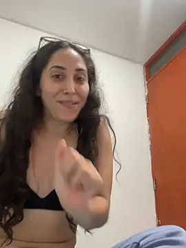 LatinDoll8 webcam