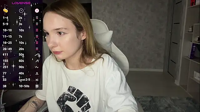 LeyaVoss live cam on StripChat