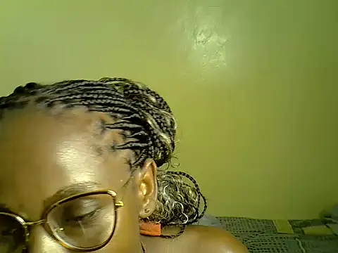 Pearl_petite live cam on StripChat