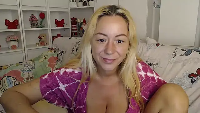 _karolynesyera_ live cam on StripChat