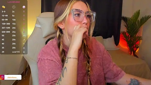 dakottaa_ live cam on StripChat