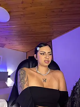Hilary_pinkk webcam