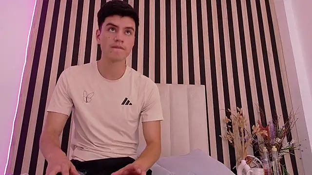 LeoTease webcam