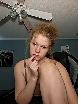 MaddieBoo1 live cam on StripChat