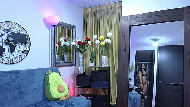 MightyLaura1 live cam on StripChat
