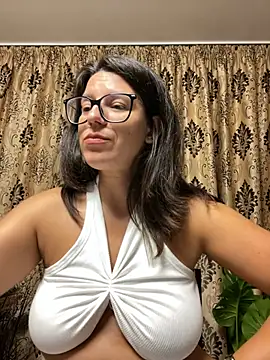 NadiraNoor webcam