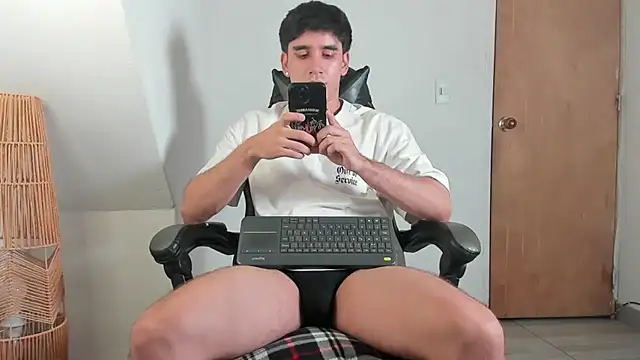 leo030809 live cam on StripChat