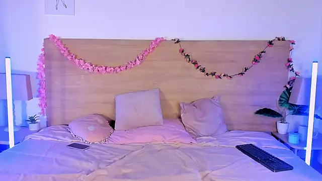 LaraRous webcam