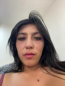 MiaJones21 webcam