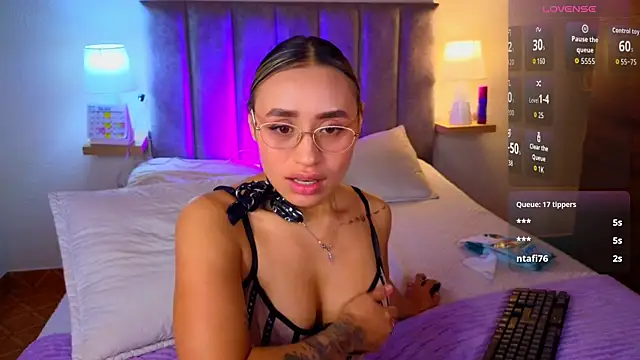 Victoria_Hils webcam