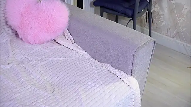 SunnivaCovil live cam on StripChat