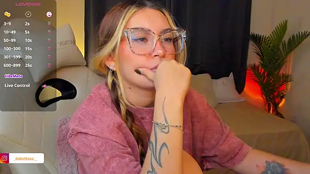 dakottaa_ live cam on StripChat