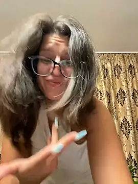 NadiraNoor live cam on StripChat