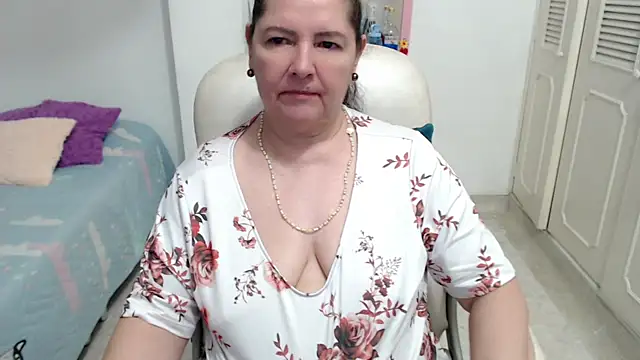 leonela_69 live cam on StripChat