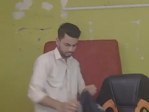 Stubborndesiboy live cam on StripChat