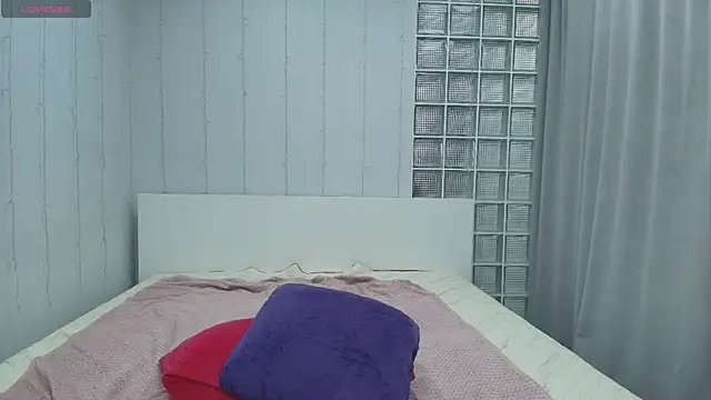 Brightly_Heizer live cam on StripChat
