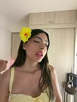 ZaraLuuv live cam on StripChat