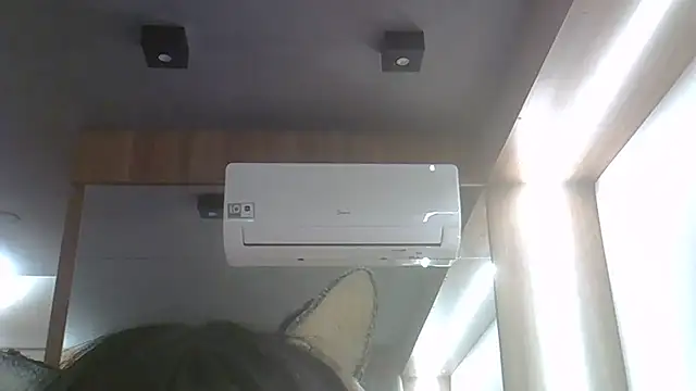 SkinnyKitten live cam on StripChat
