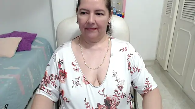 leonela_69 live cam on StripChat