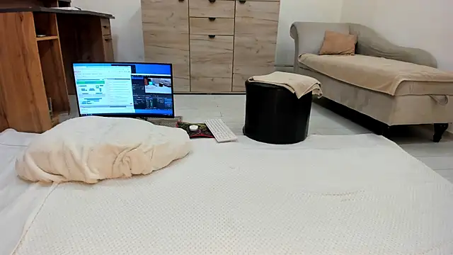 classy_medea webcam
