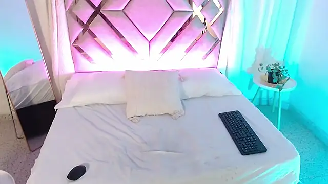MilaMonroeX webcam