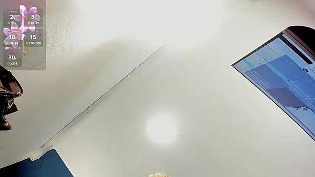 vsuckscock live cam on StripChat