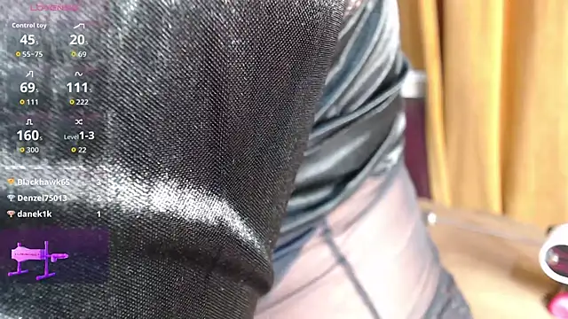 Chloe29 live cam on StripChat