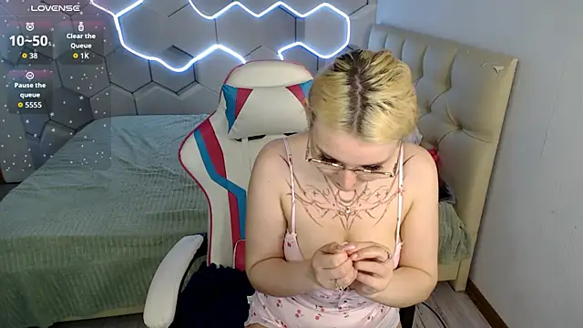 aliicemeow live cam on StripChat