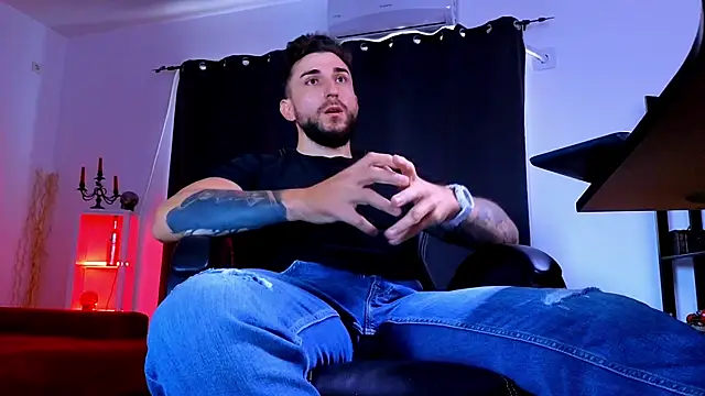 MightyAaron66 live cam on StripChat