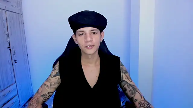 tylerrnova live cam on StripChat