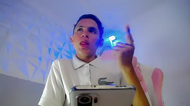 sombra_18 live cam on StripChat
