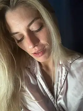 Bellalolahot webcam