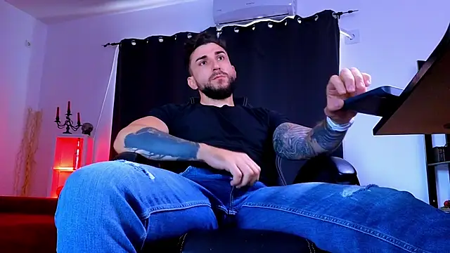 MightyAaron66 live cam on StripChat