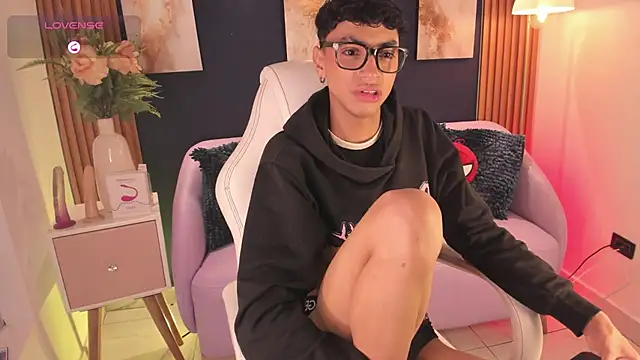 Owen_JP live cam on StripChat