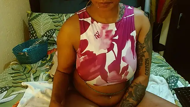 NaughtyLuux12 webcam