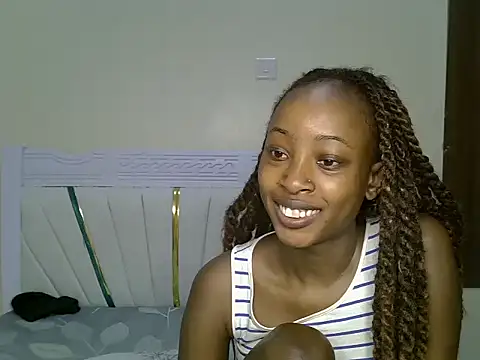 PetiteNoirrr webcam