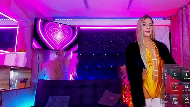 Queens_Wonders_Blonders webcam