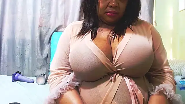 BustyMatureStepmum webcam
