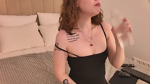 Lunar_Lily webcam