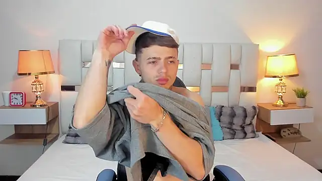 Zeus_damian21 live cam on StripChat