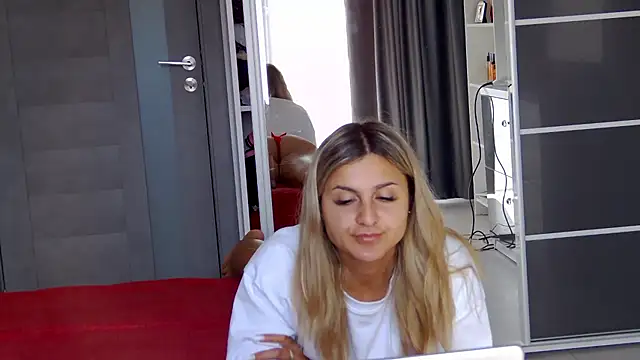 NicolePlay webcam
