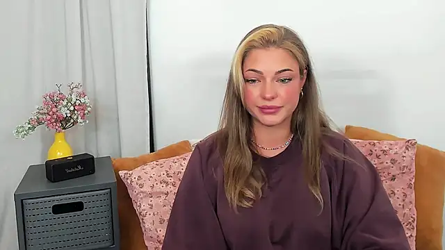 LilyBlondee webcam