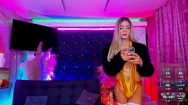 Queens_Wonders_Blonders live cam on StripChat